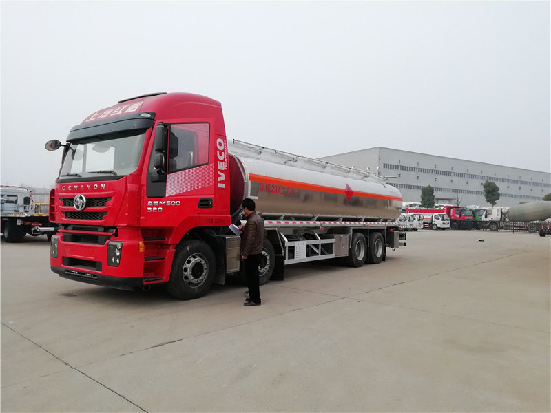 Oil tanker wet road driving safety is one of the slow down