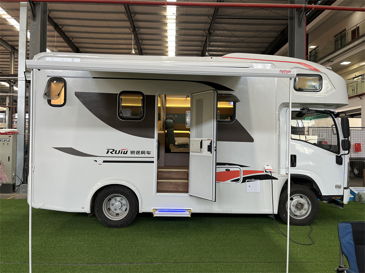 ISUZU 700P 4x2 Luxury RV Caravan Mobile Touring Truck