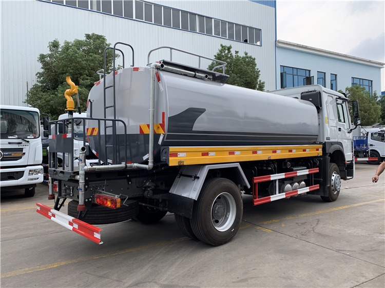 SINOTRUK HOWO 4x2 15000L Water Tank Truck