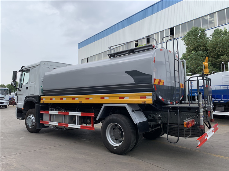 SINOTRUK HOWO 4x2 15000L Water Tank Truck