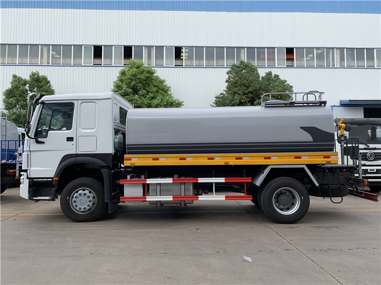 SINOTRUK HOWO 4x2 15000L Water Tank Truck