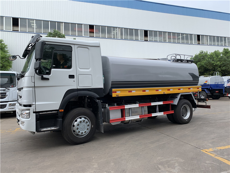 SINOTRUK HOWO 4x2 15000L Water Tank Truck