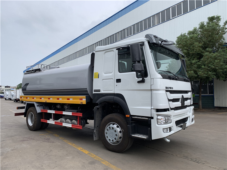 SINOTRUK HOWO 4x2 15000L Water Tank Truck