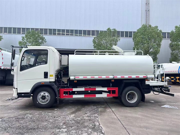 HOWO 4x2 6000-7000L Water Tank Truck