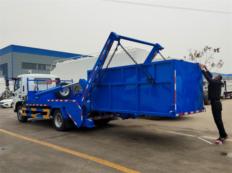 Dongfeng 4x2 5000L Skip Loader Garbage Truck