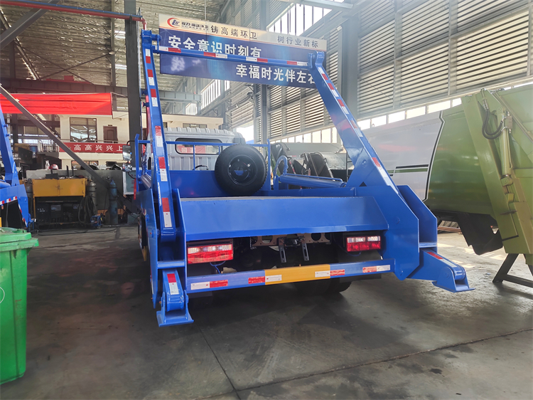 Dongfeng 4x2 5000L Skip Loader Garbage Truck