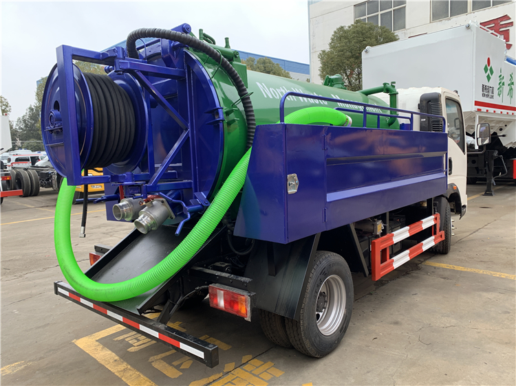 SINOTRUK HOWO 4x2 Sewer Cleaning Sewage Suction Truck