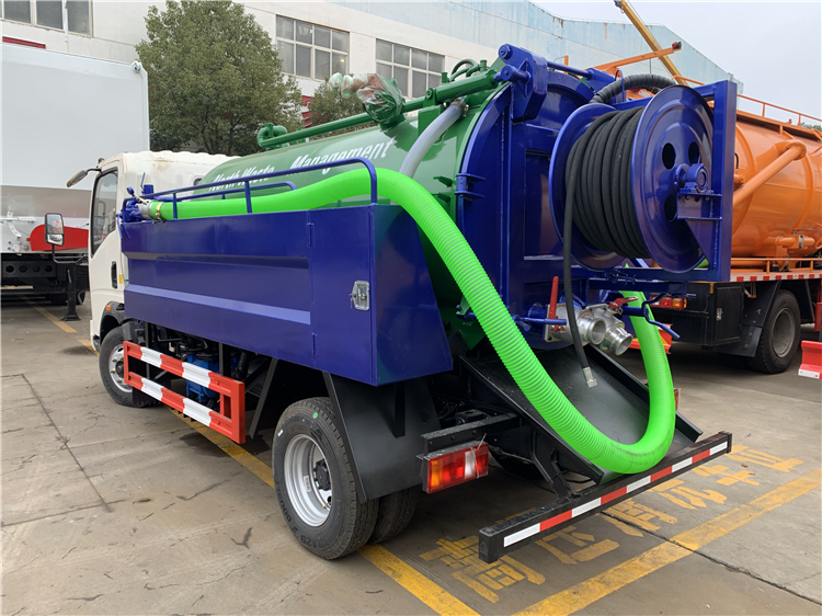 SINOTRUK HOWO 4x2 Sewer Cleaning Sewage Suction Truck