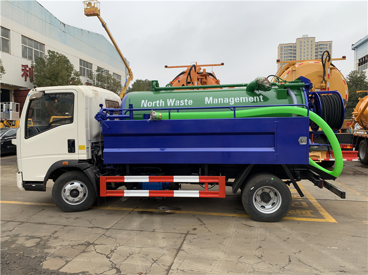 SINOTRUK HOWO 4x2 Sewer Cleaning Sewage Suction Truck