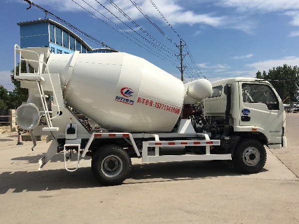 YUEJIN 4x2  Mini Concrete Mixer Truck 3-4m3