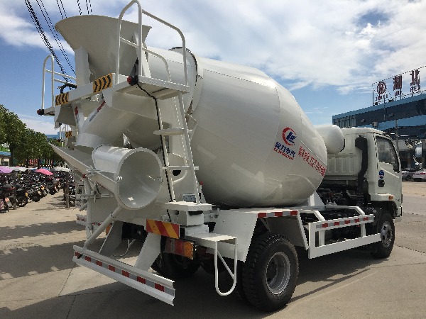 YUEJIN 4x2  Mini Concrete Mixer Truck 3-4m3