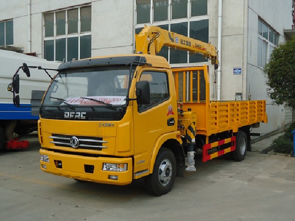 Dongfeng DLK 4x2 Truck Mounted 4T Crane