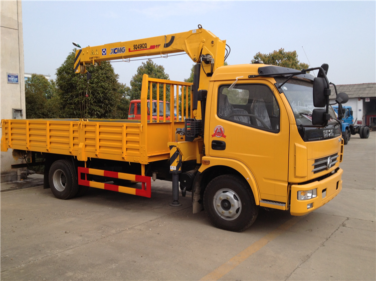 Dongfeng DLK 4x2 Truck Mounted 4T Crane