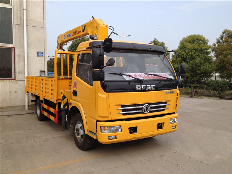 Dongfeng DLK 4x2 Truck Mounted 4T Crane