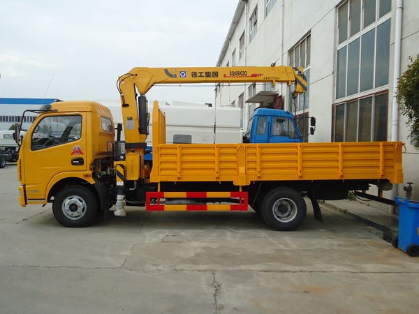 Dongfeng DLK 4x2 Truck Mounted 4T Crane