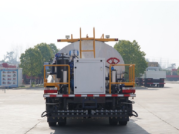 Dongfeng D7 4x2 6000L Asphalt Distributor Truck