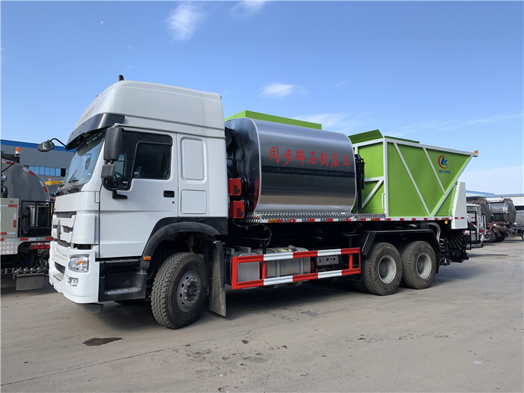 SINOTRUK HOWO 6x4 Asphalt Synchronous Chip Sealer Truck