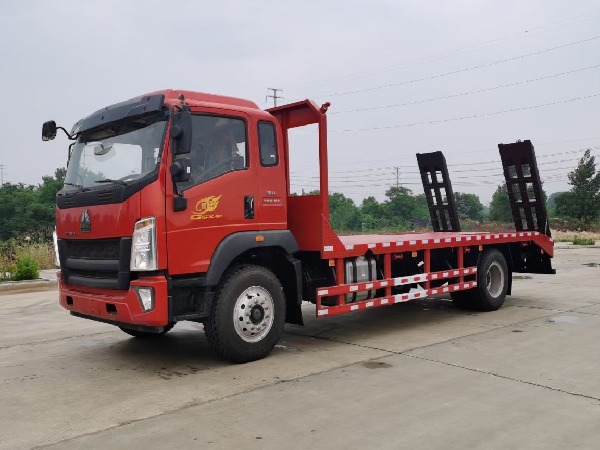 SINOTRUK HOWO 4x2 6.4m Flatbed Truck