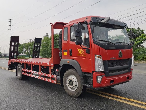 SINOTRUK HOWO 4x2 6.4m Flatbed Truck