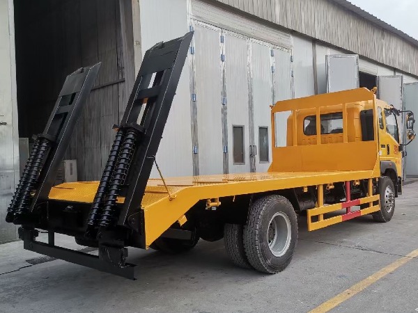 SINOTRUK HOWO 4x2 6.4m Flatbed Truck