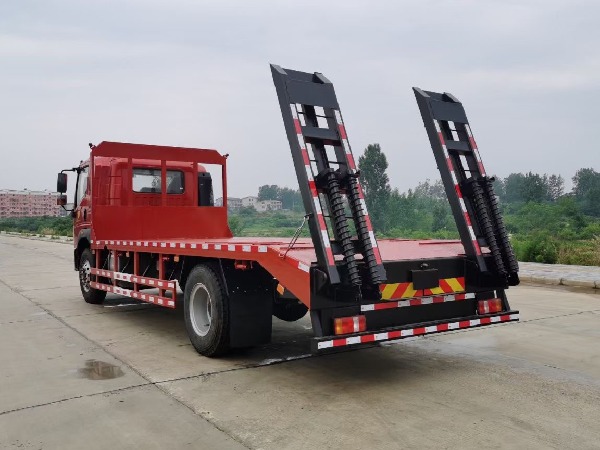 SINOTRUK HOWO 4x2 6.4m Flatbed Truck