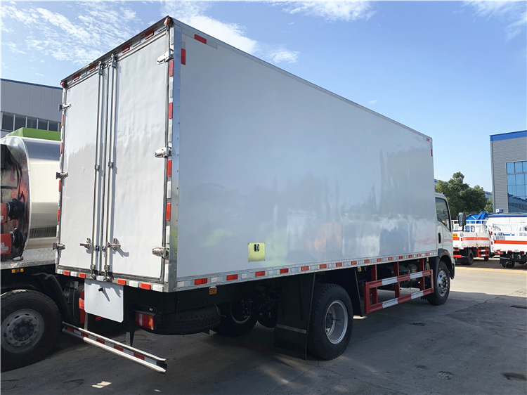 SINOTRUK HOWO 4x2 8-10T Refrigerated Truck