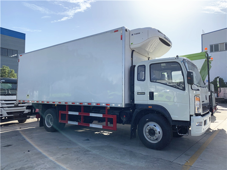 SINOTRUK HOWO 4x2 8-10T Refrigerated Truck