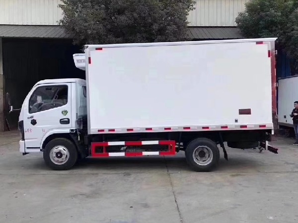 Dongfeng 4x2 3-5T Refrigerated Truck