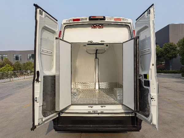 IVECO DAILY 8AT 4x2 2-3T Refrigerated Van Truck