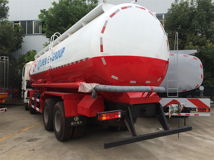 SHACMAN 8x4 40m3 Bulk Cement Truck