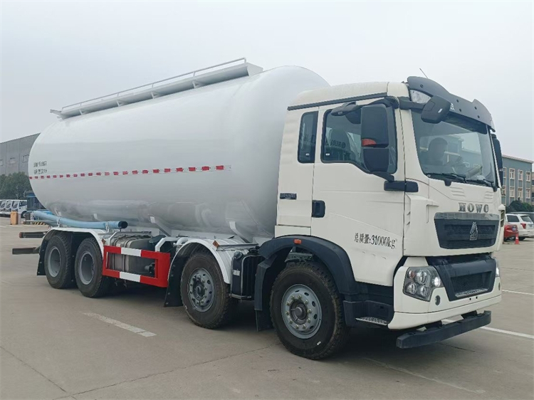 SINOTRUK HOWO 8x4 30m3 Bulk Cement Truck