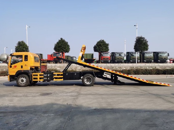 SINOTRUK HOWO 4x2 8T Flatbed Tow Truck