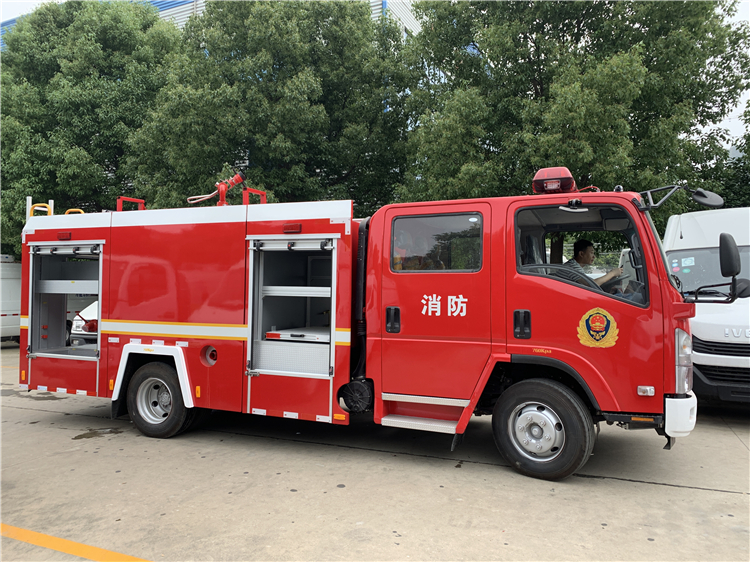 ISUZU 4x2 4000L Water  Foam Fire Fighting Truck