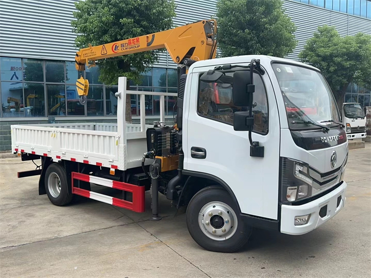 Dongfeng 4x2 120HP 3 Ton Small Truck With Crane