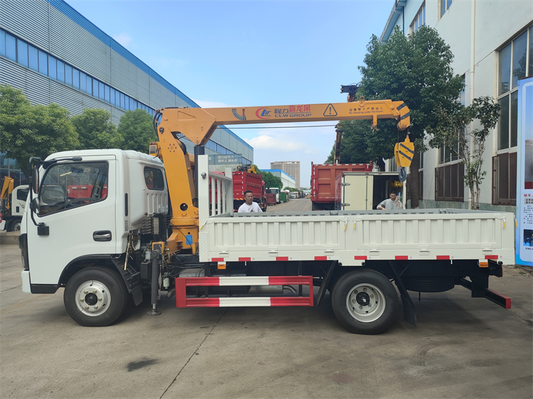 Dongfeng 4x2 120HP 3 Ton Small Truck With Crane