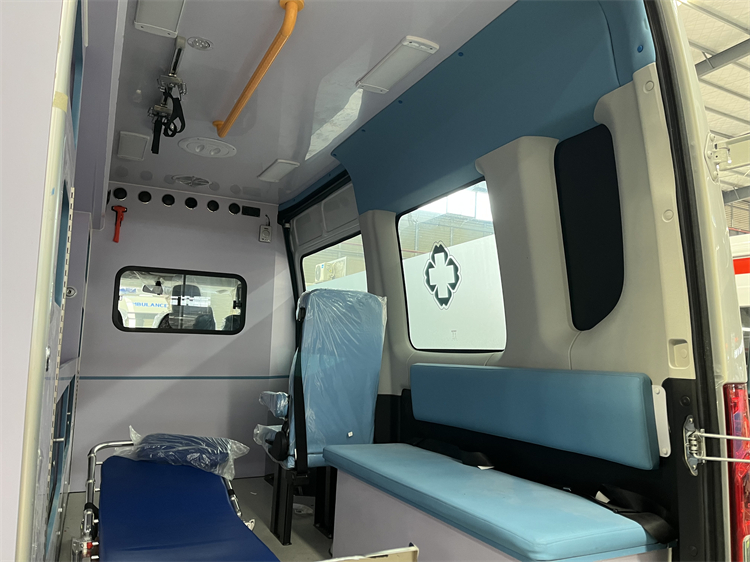 IVECO DAILY 4x2 Mobile Medical Ambulance Car